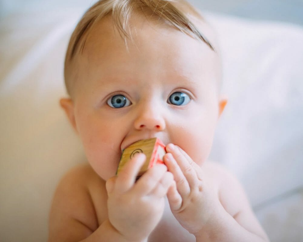 Tips menyusui saat bayi tumbuh gigi