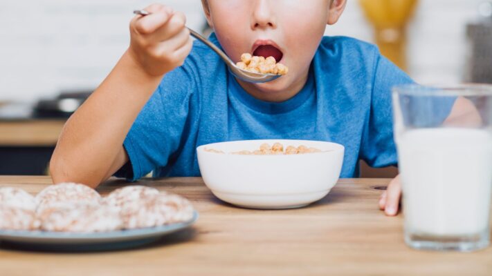 mengobati keracunan makanan pada anak
